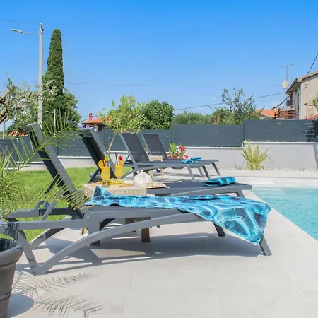 Luxury Sabina With A View Of - By Istrabook Villa