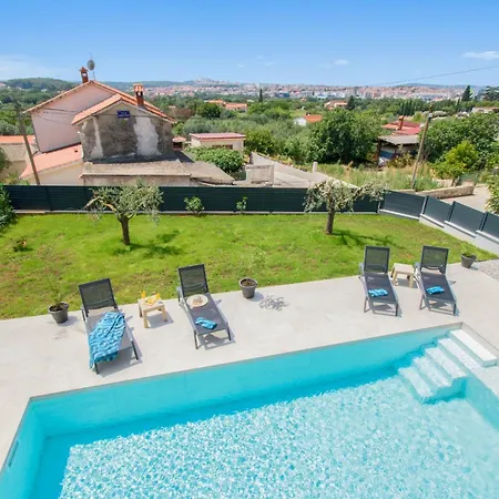 Luxury Sabina With A View Of Villa