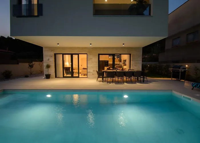 Luxury Sabina With A View Of Villa Pula